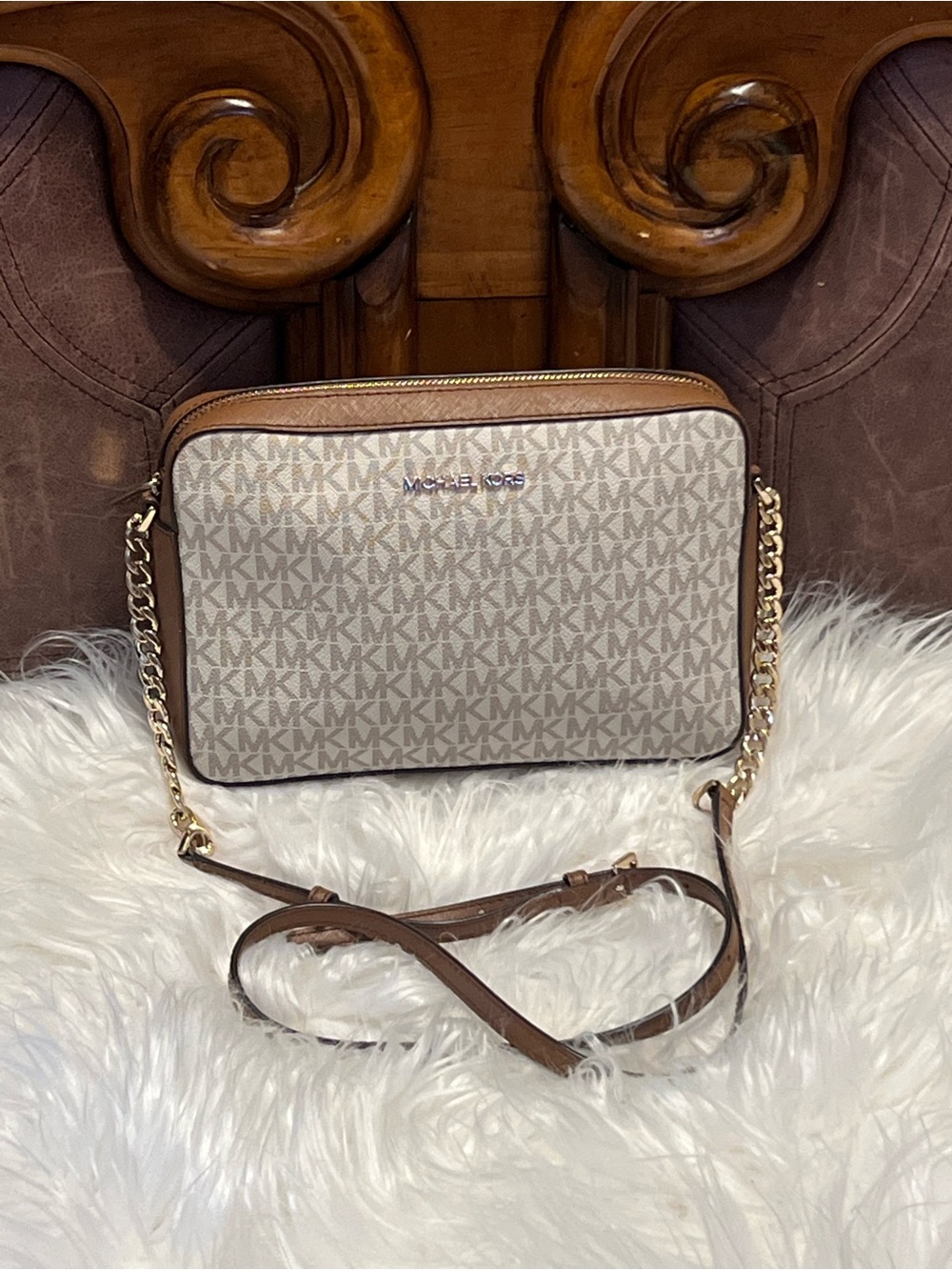 Michael Kors Signature in Vanilla Acorn crossbody bag like new